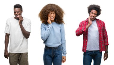 Kolaj Afro-Amerikan grup diş ağrısı veya dişlerde dişlerle ilgili hastalık nedeniyle ağız acı ifadesi ile el ile dokunmak izole arka plan üzerinde insan. Diş hekimi kavramı.