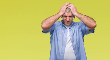 Üst düzey yakışıklı çünkü umutsuz ve stresli baş ağrısı acı izole arka plan üzerinde ağrı ve migren. Ellerini kafasına.