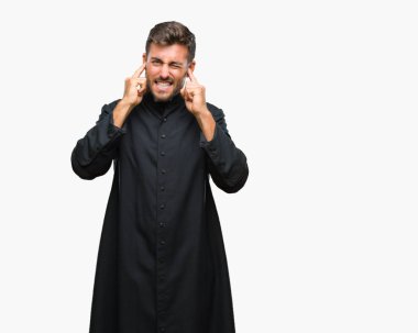 Genç Katolik Hıristiyan rahip adam yüksek sesle müzik gürültü rahatsız ifade parmaklarıyla kulaklarıyla kapsayan izole arka plan üzerinde. Sağır kavramı.
