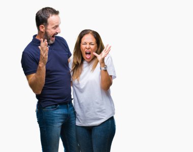 İzole arka plan çılgın ve kızgın bağırarak ve agresif ifade ve silah kaldırdı bağırmaya orta yaş İspanyol rahat bir çift. Hayal kırıklığı kavramı.