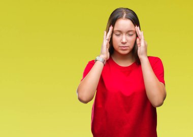 Genç güzel beyaz kadın izole arka plan baş baş ağrısı için el ile çünkü stres. Migren muzdarip.