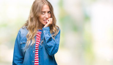 Güzel sarışın genç kadın stresli ve gergin ile eller tırnak ısırma dudaklarından seyir izole arka plan üzerinde. Anksiyete sorunu.