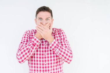 Üzerinde gömlek giymiş genç yakışıklı adam arka plan ağız hata için elleriyle kapsayan şok izole. Gizli kavramı.