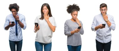Hata, korku, sessizlik içinde gizli kavramı korkmuş ifade için utanç ile izole arka kapak ağız el ile üzerinden smartphone kullanarak ileti gönderme insanlar manifatura kolaj şok