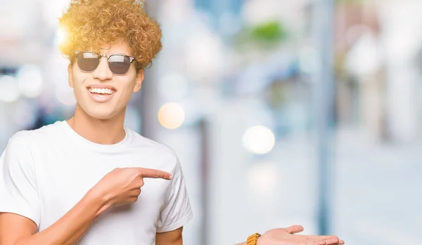 Joven Hombre Guapo Con Pelo Afro Usando Gafas Sol Asombrado — Foto de Stock