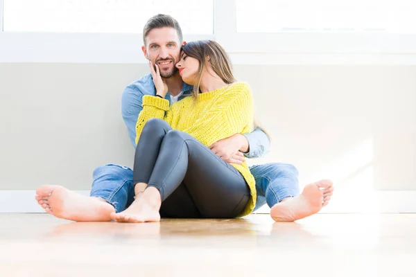 Hermosa Joven Pareja Enamorada Besándose Abrazándose Sentados Suelo Casa — Foto de Stock