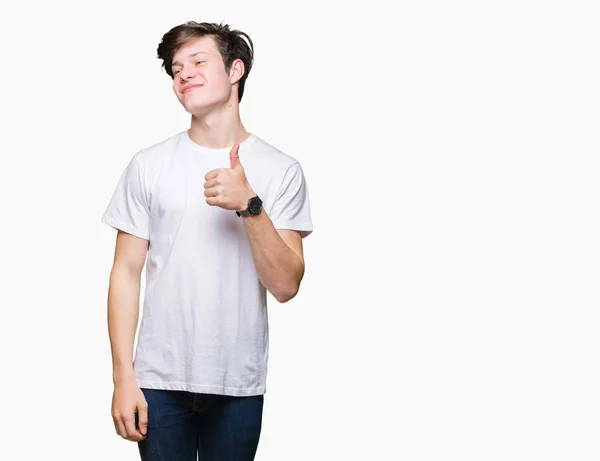 Młody Przystojny Mężczyzna Noszenie Shirt Biały Dorywczo Białym Tle Robi — Zdjęcie stockowe