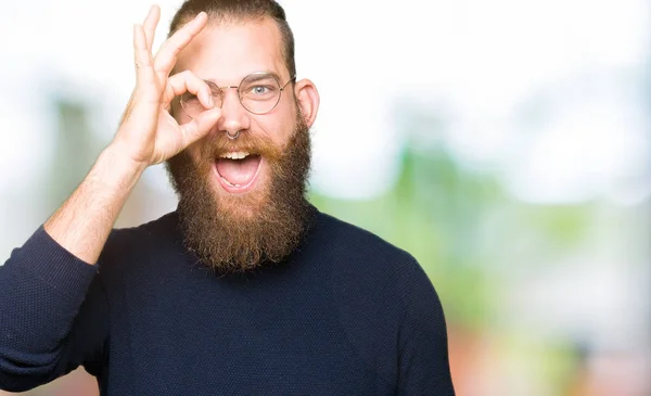 Joven Hombre Rubio Con Gafas Jersey Cuello Alto Haciendo Buen —  Fotos de Stock