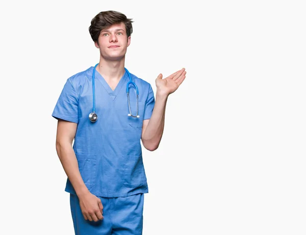 Jovem Médico Vestindo Uniforme Médico Sobre Fundo Isolado Sorrindo Alegre — Fotografia de Stock