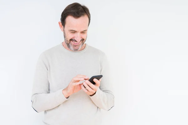 Ανώτερος Άνθρωπος Χρησιμοποιώντας Smartphone Πέρα Από Απομονωμένο Υπόβαθρο Ένα Χαρούμενο — Φωτογραφία Αρχείου