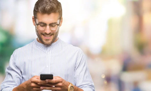 Jonge Knappe Man Texting Smartphone Geïsoleerde Achtergrond Met Een Blij — Stockfoto