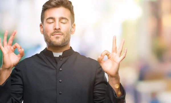 Giovane Sacerdote Cattolico Cristiano Uomo Sfondo Isolato Rilassarsi Sorridere Con — Foto Stock