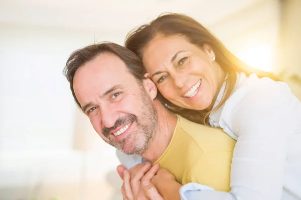 Romantica Coppia Mezza Età Innamorata Casa — Foto Stock