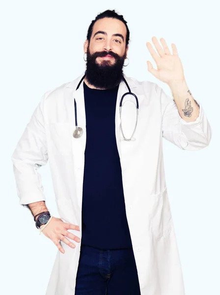 Doktor Dlouhými Vlasy Nosí Lékařský Plášť Stetoskop Waiving Rčení Hello — Stock fotografie