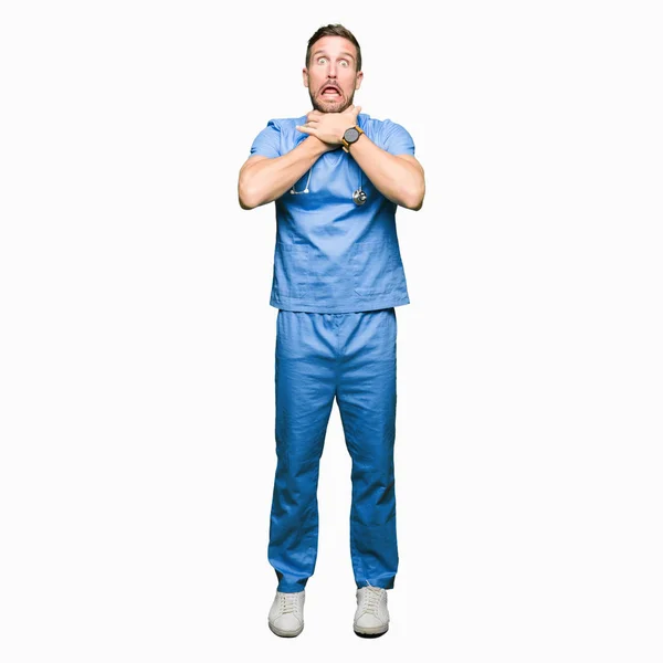 Yakışıklı Doktor Dostum Yalıtılmış Arka Plan Bağırarak Üzerinde Tıbbi Üniforma — Stok fotoğraf