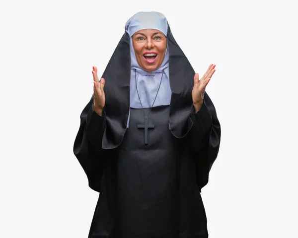 Monja Católica Cristiana Mayor Mediana Edad Sobre Fondo Aislado Celebrando — Foto de Stock