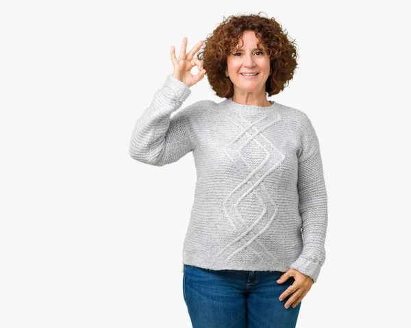 美しい中間エイガー孤立した背景を浮かべて手と指で サインをしている肯定的な上冬のセーターを着ている年配の女性 成功した式 — ストック写真