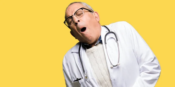 Przystojny Doktor Starszy Człowiek Sobie Medycznych Płaszcz Ręki Żołądek Bolesne — Zdjęcie stockowe