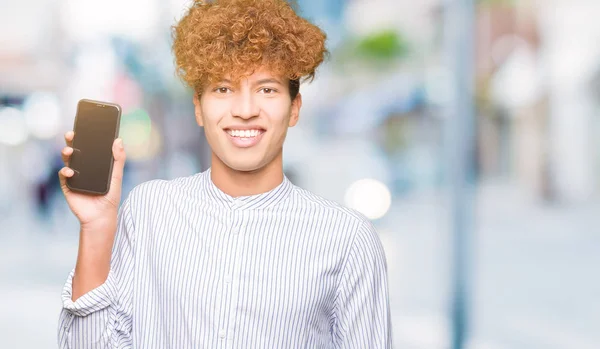 Jonge Knappe Man Weergegeven Smartphone Scherm Met Een Blij Gezicht — Stockfoto