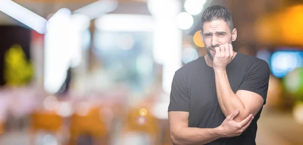 Jonge Knappe Man Geïsoleerde Achtergrond Zoek Gestresst Nerveus Met Handen — Stockfoto