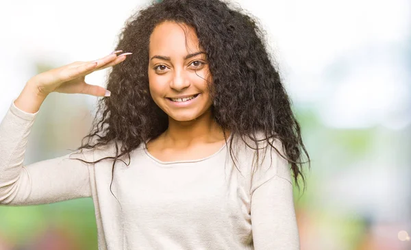 Jeune Belle Fille Aux Cheveux Bouclés Portant Pull Décontracté Gesticulant — Photo