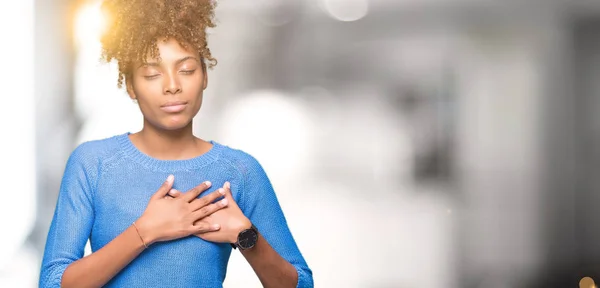 Mooie Jonge Afro Amerikaanse Vrouw Geïsoleerde Achtergrond Glimlachend Met Handen — Stockfoto