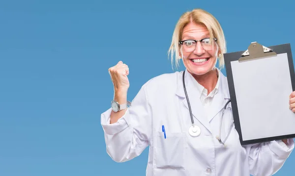 Médico Loira Meia Idade Segurando Prancheta Sobre Fundo Isolado Gritando — Fotografia de Stock