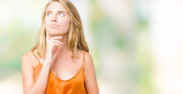 Mooie Jonge Vrouw Oranje Shirt Dragen Geïsoleerde Achtergrond Met Hand — Stockfoto