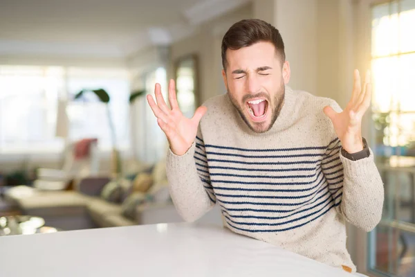 Junger Gutaussehender Mann Hause Der Verrückt Und Erfolgsverrückt Mit Erhobenen — Stockfoto