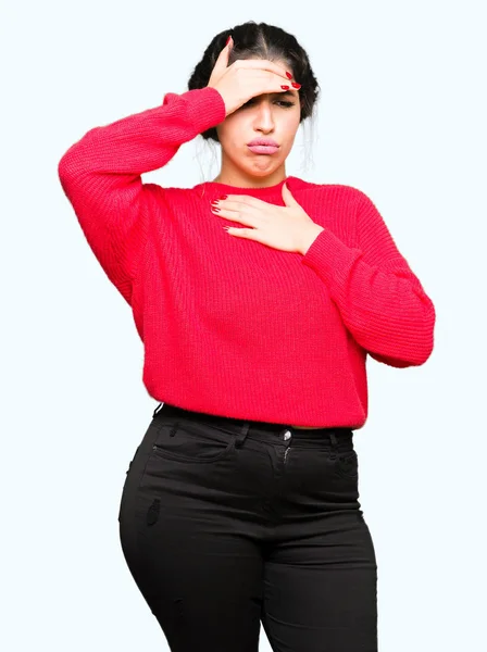 Joven Hermosa Mujer Usando Suéter Rojo Moño Tocando Frente Para — Foto de Stock