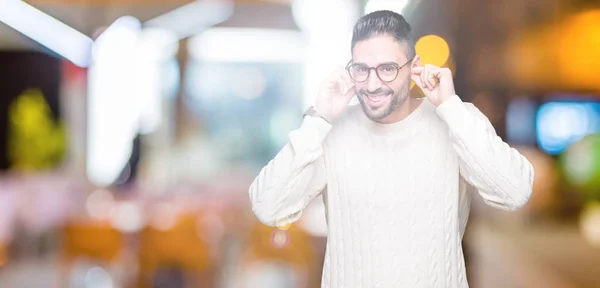 Joven Hombre Guapo Con Gafas Sobre Fondo Aislado Cubriendo Las —  Fotos de Stock