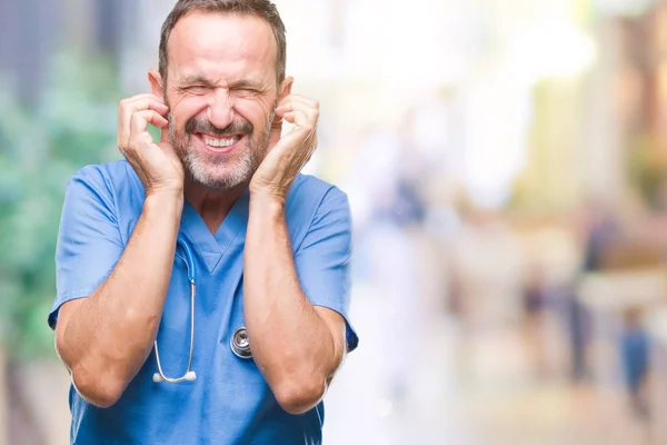 Medelåldern Hoary Senior Doktor Mannen Bär Medicinsk Uniform Över Isolerade — Stockfoto