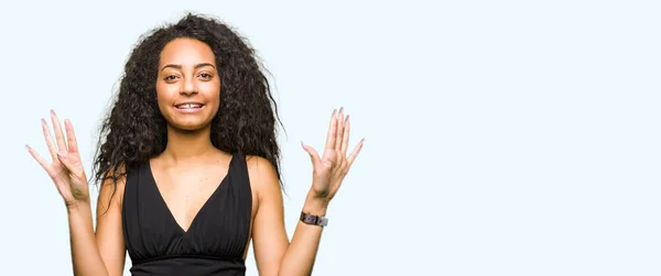 Junges Schönes Mädchen Mit Lockigem Haar Trägt Moderock Und Zeigt — Stockfoto