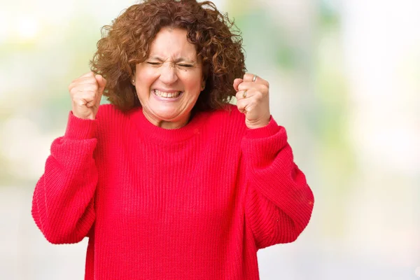 Schöne Seniorin Mittleren Alters Roten Winterpullover Über Isoliertem Hintergrund Aufgeregt — Stockfoto