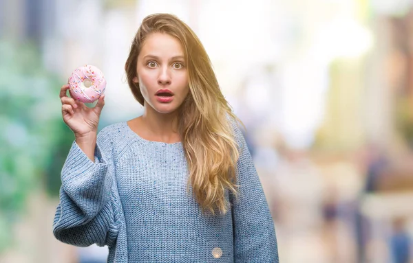 Joven Mujer Rubia Hermosa Comiendo Donut Dulce Sobre Fondo Aislado —  Fotos de Stock