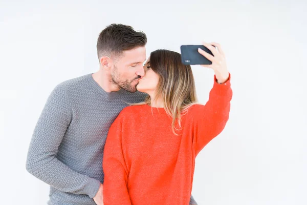 Beau Jeune Couple Amoureux Embrassant Embrassant Prenant Une Photo Selfie — Photo