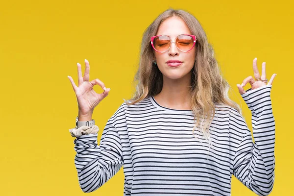 Linda Jovem Loira Usando Óculos Sol Sobre Fundo Isolado Relaxar — Fotografia de Stock