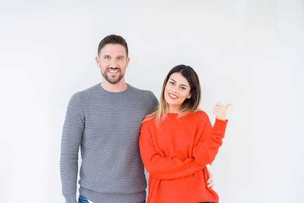 Junges Schönes Paar Über Isoliertem Hintergrund Lächelnd Mit Glücklichem Gesicht — Stockfoto