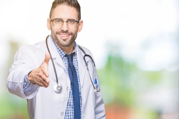 英俊的年轻医生在孤立的背景微笑友好提供握手作为问候和欢迎 成功的业务 — 图库照片