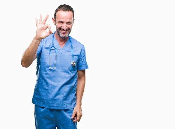 中年老人 穿着医疗制服 在孤立的背景微笑积极做 标志与手和手指 成功表达式 — 图库照片