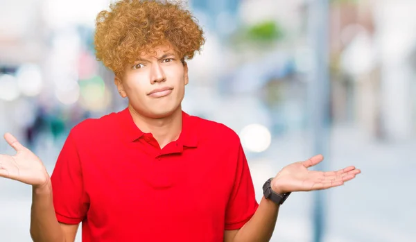 Joven Hombre Guapo Con Pelo Afro Usando Camiseta Roja Expresión — Foto de Stock