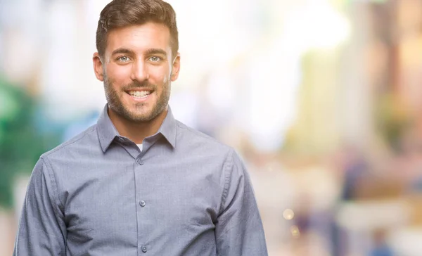 Joven Hombre Guapo Sobre Fondo Aislado Con Una Sonrisa Feliz —  Fotos de Stock