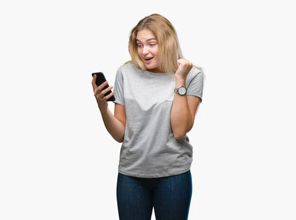 年轻的高加索妇女发送消息使用智能手机在孤立的背景尖叫骄傲和庆祝胜利和成功非常兴奋 欢呼的情感 — 图库照片