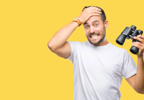 Homem Bonito Jovem Olhando Através Binóculos Sobre Fundo Isolado Estressado — Fotografia de Stock