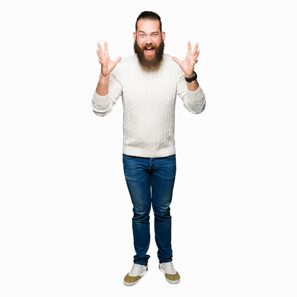 Homem Jovem Hipster Vestindo Camisola Inverno Comemorando Louco Espantado Com — Fotografia de Stock