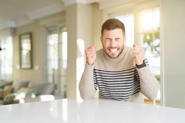 Jovem Homem Bonito Casa Animado Para Sucesso Com Braços Levantados — Fotografia de Stock