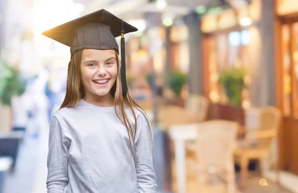 Ung Vacker Flicka Klädd Graduate Cap Över Isolerade Bakgrunden Tittar — Stockfoto