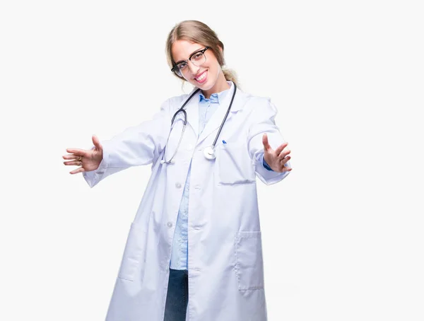 Όμορφη Νεαρή Ξανθιά Γιατρό Γυναίκα Που Φοράει Ιατρική Στολή Πέρα — Φωτογραφία Αρχείου
