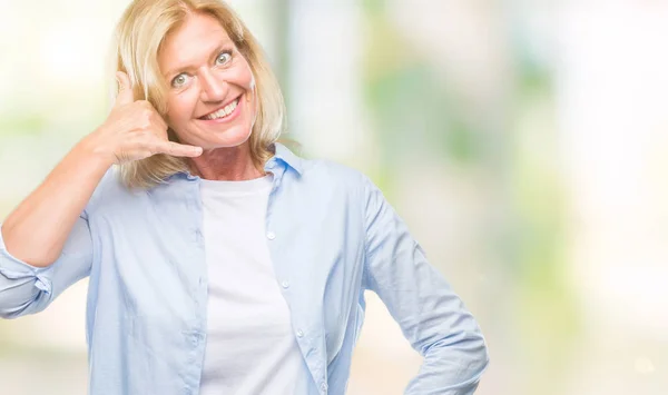 Blonde Frau Mittleren Alters Mit Isoliertem Hintergrund Die Lächelnd Telefongesten — Stockfoto