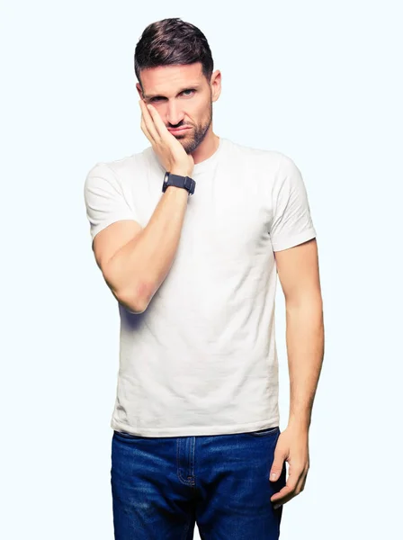 Hombre Guapo Con Camiseta Blanca Casual Pensando Que Cansado Aburrido —  Fotos de Stock